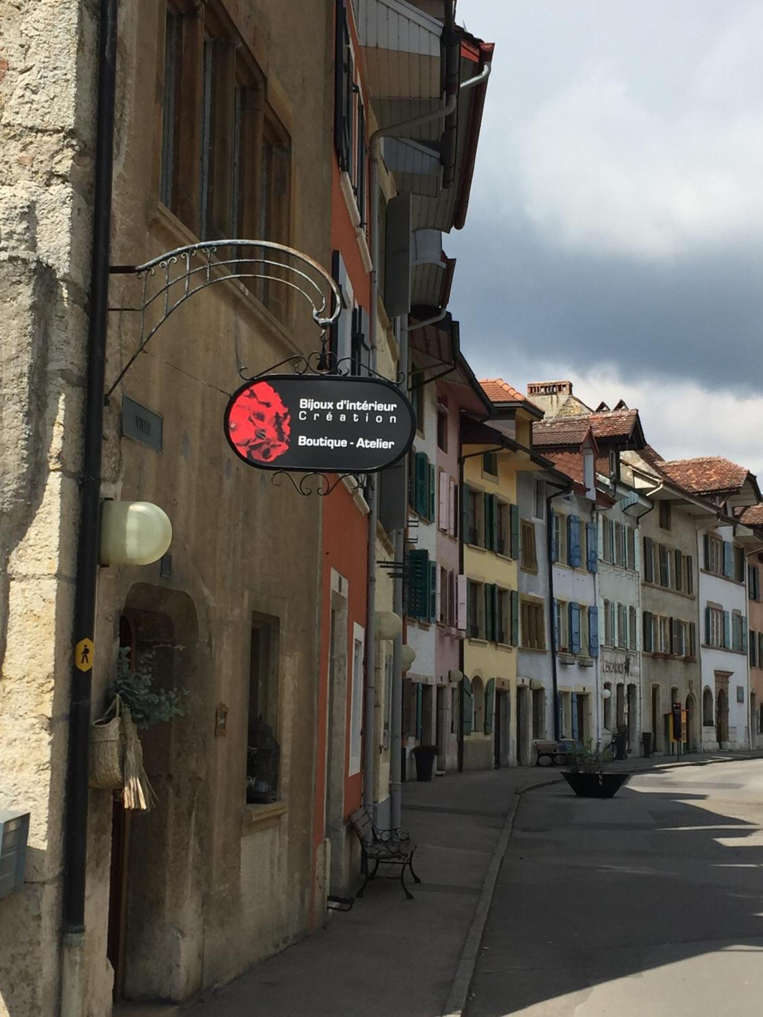 Au Bourg Bed & Breakfast Le Landeron Exterior foto